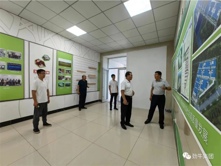 8月17日勁牛集團董事長張子毅一行考察商河縣沙河鎮(zhèn)養(yǎng)殖場資源及設(shè)施農(nóng)業(yè)大棚種植基地